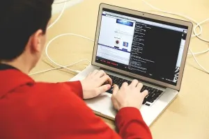 Laptopy powstawowe – czy warto kupić?