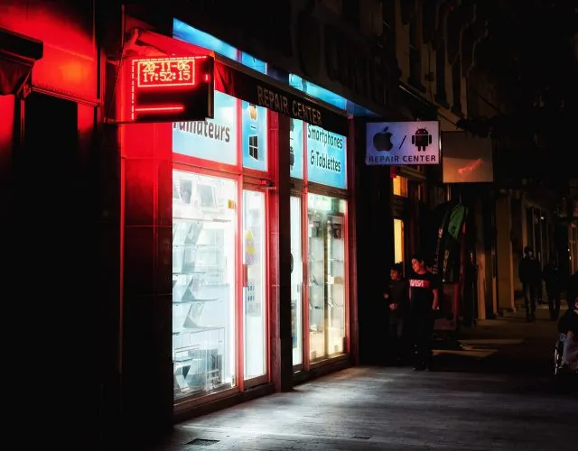 Oklejanie witryn sklepowych – jak to zrobić dobrze?